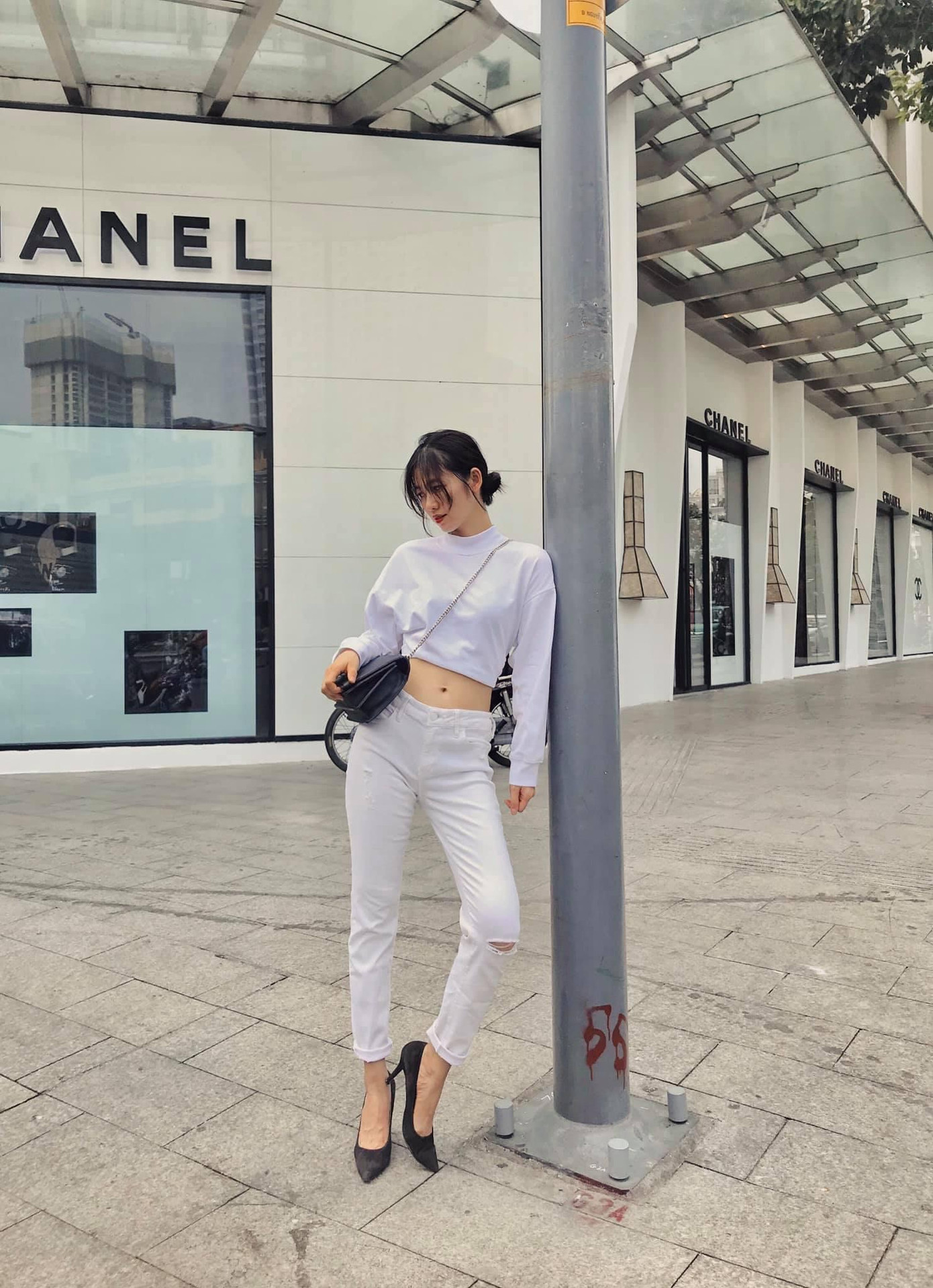 Khác với sự dịu dàng mà mọi người thường thấy, Oanh Kiều diện áo dáng croptop kết hợp cùng quần jeans rách và giày cao gót, túi xách đen để tạo điểm nhấn.