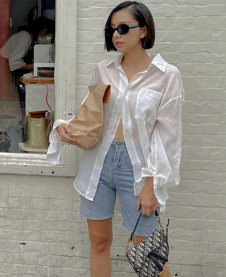 Băng Di diện áo sơ mi cài cúc "cho vui" phối với quần short lửng kết hợp cùng túi xách, kính mắt vừa sang chảnh lại vẫn nhẹ nhàng, đơn giản.