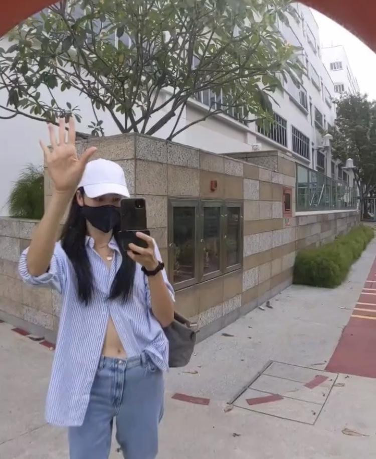 Siêu mẫu Tuyết Lan với gu thời trang cá tính phối thêm phụ kiện vừa năng động lại trẻ trung.