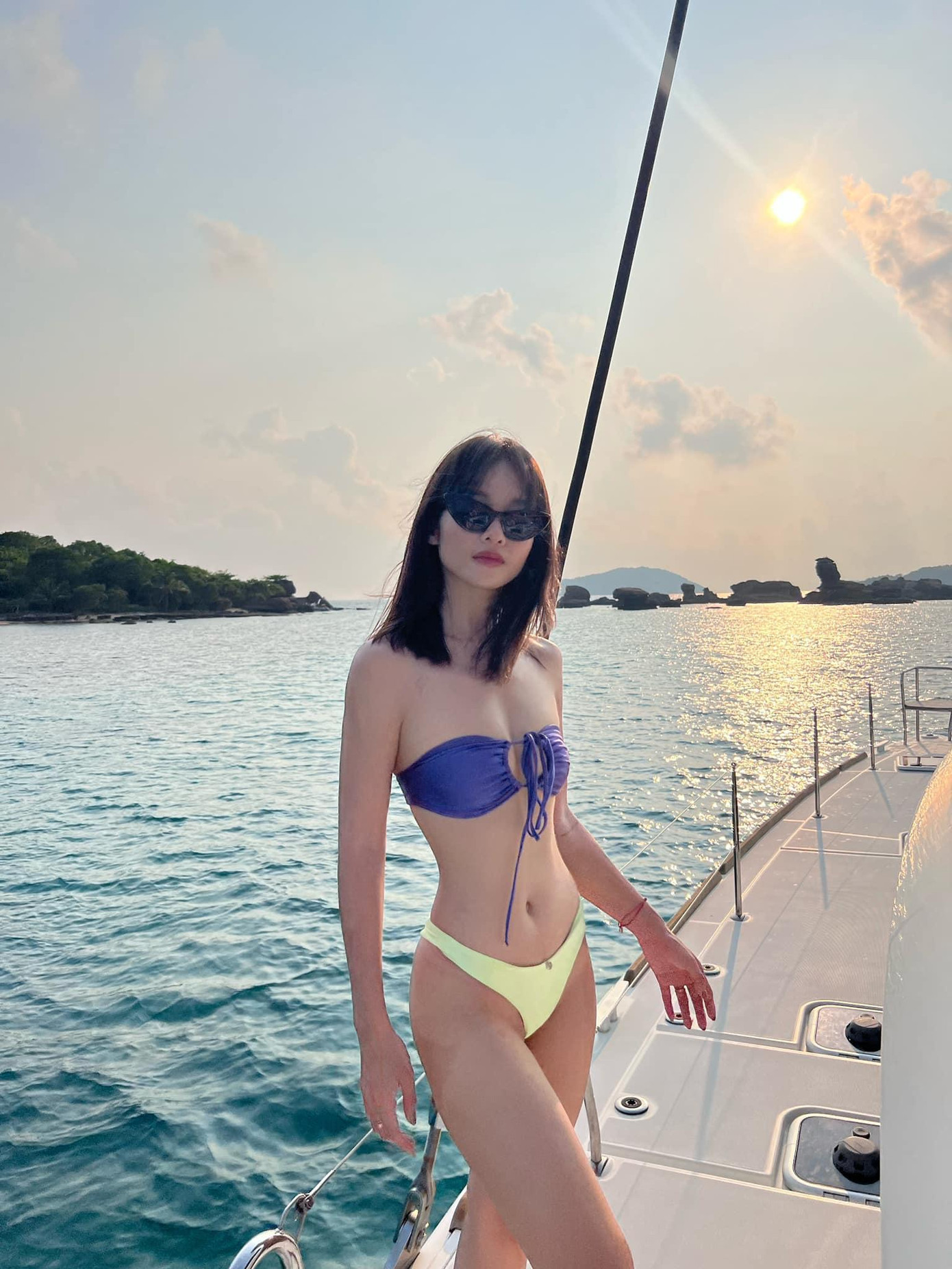 Khả Ngân khoe thân hình mảnh mai, quyến rũ trong bộ ảnh hòa mình vào sóng biển.