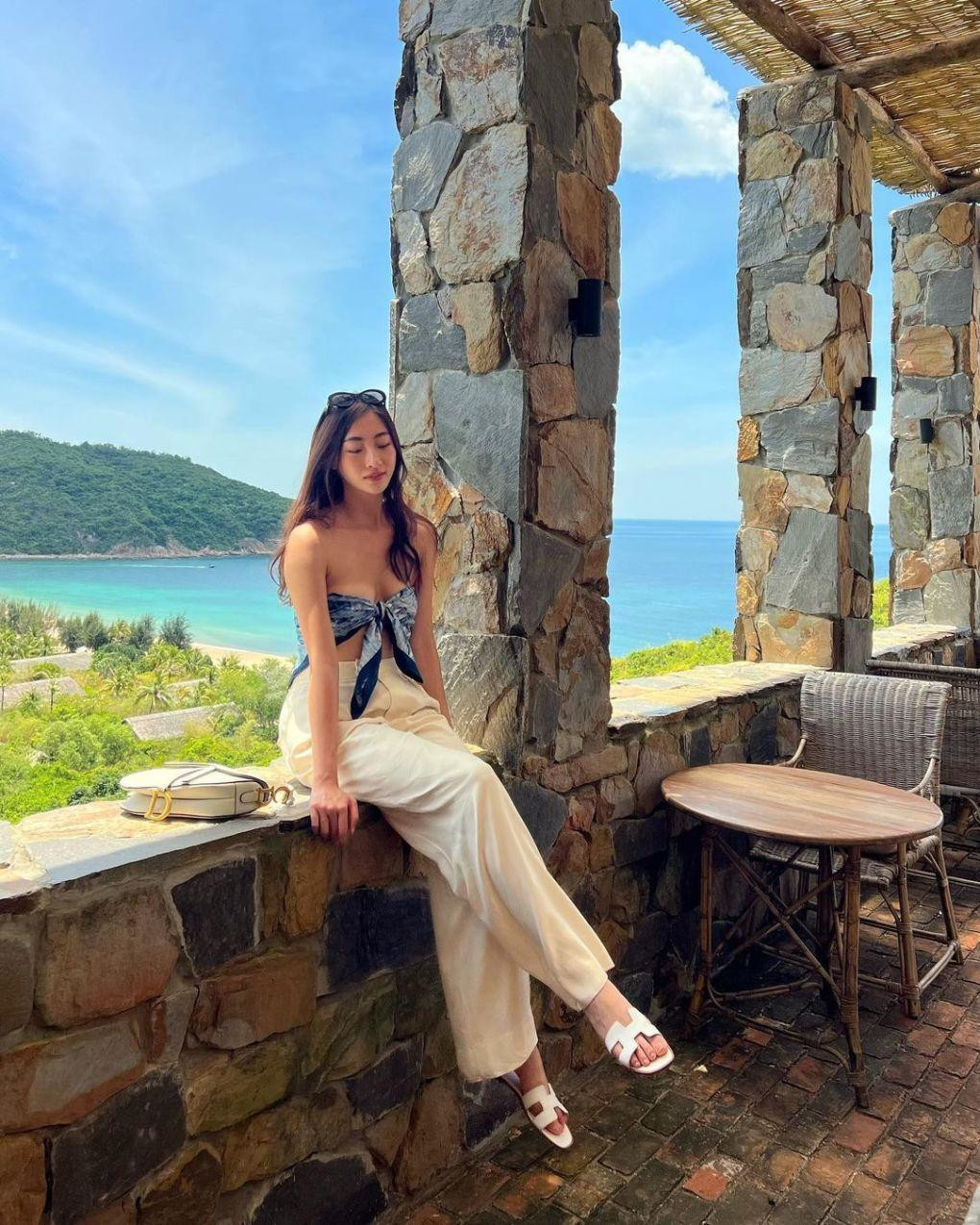 Chọn khăn lụa mix cùng quần trắng, Hoa hậu Lương Thùy Linh lên đồ đơn giản mà vẫn sang xịn khi đi du lịch.