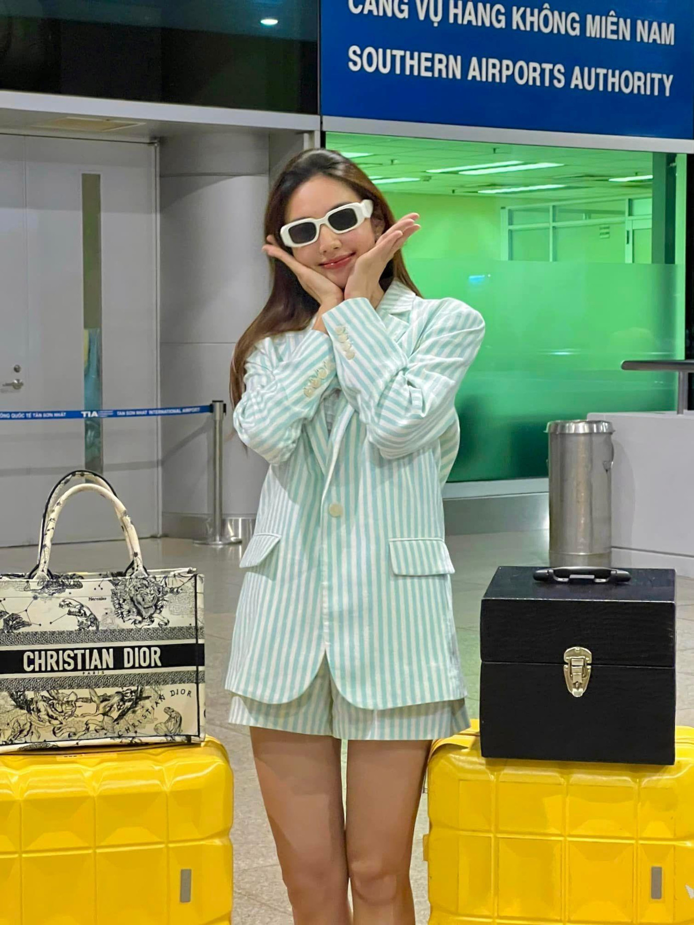 Thùy Tiên sử dụng mẫu túi tote kinh điển của Dior, chiếc túi có giá dao động từ 2.650 đến 3.700 USD tùy chất liệu, họa tiết.