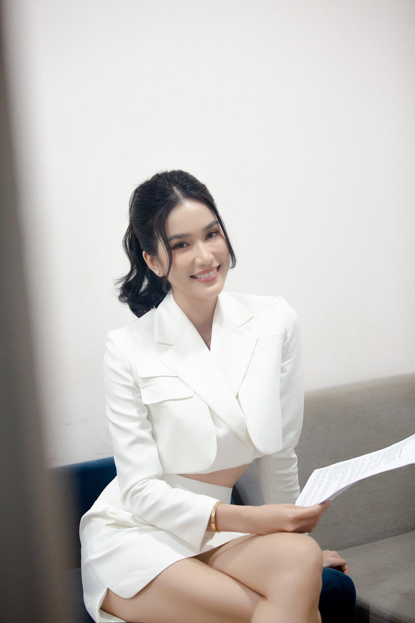 Set áo crop-top và chân váy ngắn giúp đại diện Việt Nam tại đấu trường Hoa Hậu Quốc Tế năm nay khoe được vòng eo con kiến.