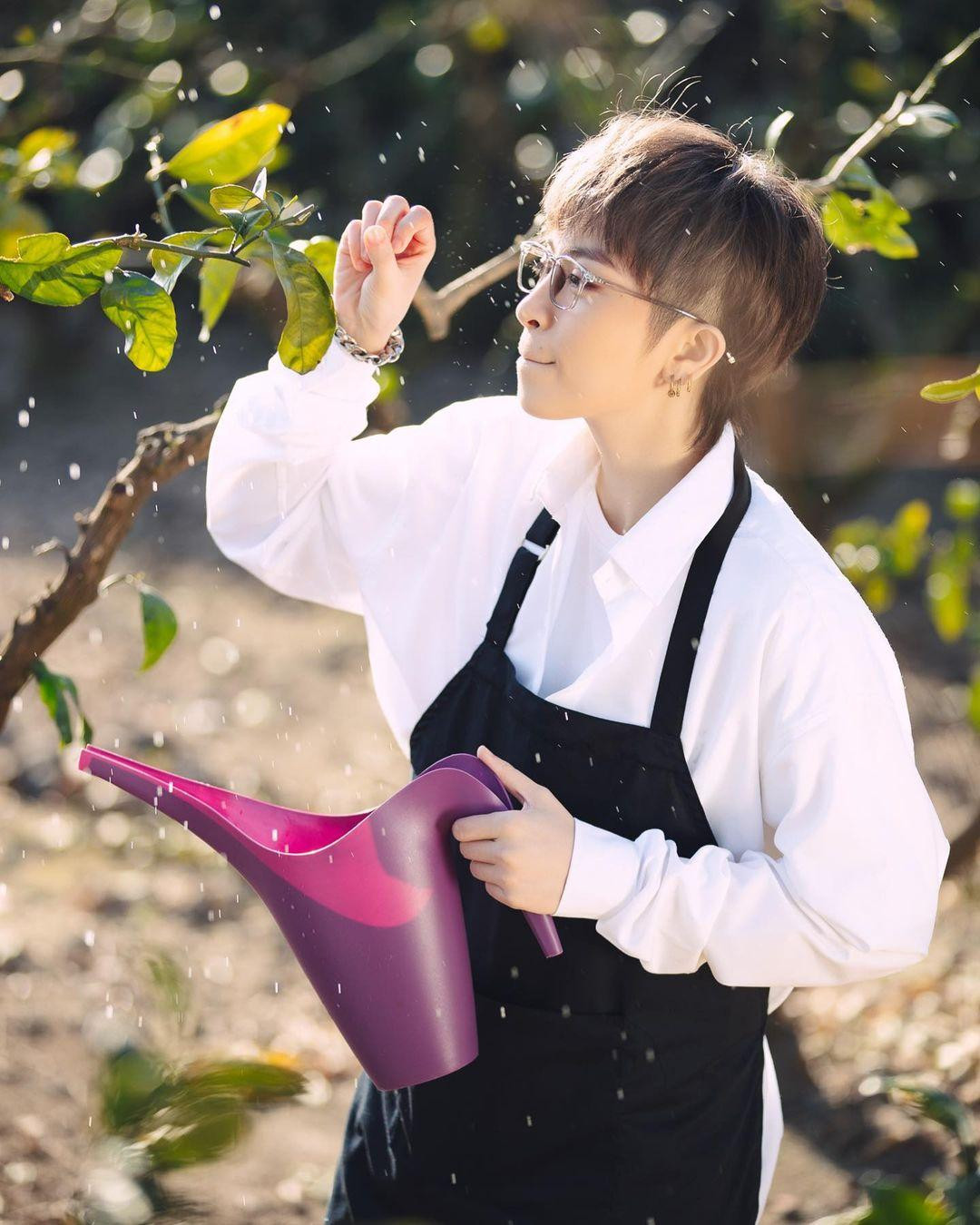 Chỉ với một chiếc sơ mi trắng mà Gil Lê có thể biến hóa từ cá tính, lãng tử sang dễ thương hay nhẹ nhàng, thư sinh. Chỉ với một chiếc sơ mi trắng mà Gil Lê có thể biến hóa từ cá tính, lãng tử sang dễ thương hay nhẹ nhàng, thư sinh.