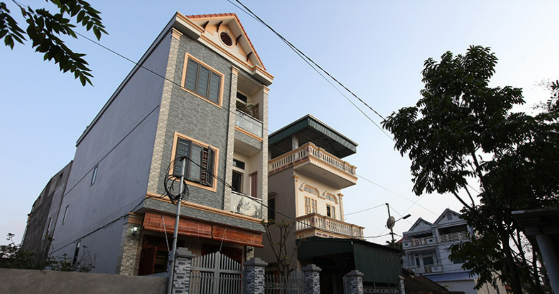 Sau vài năm tích cóp tiền thưởng, Quang Hải giúp bố mẹ trả nợ và xây tặng hai người căn nhà khác khang trang hơn.