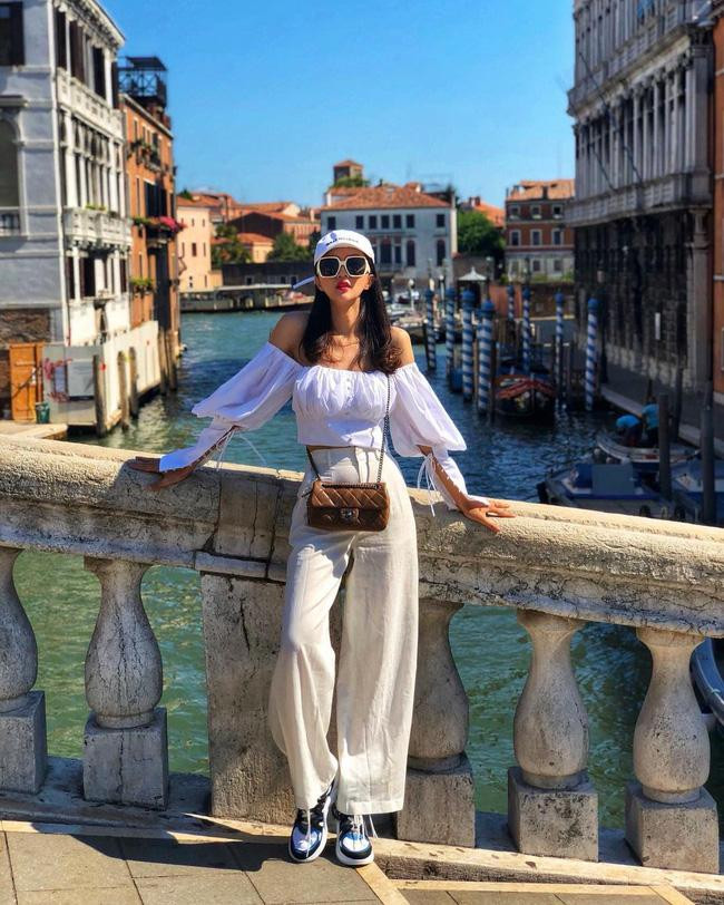 Set đồ trắng được Hương Giang kết hợp tinh tế cùng mũ lưỡi trai, túi xách và giày sneaker để tạo nên một tổng thể hài hòa.