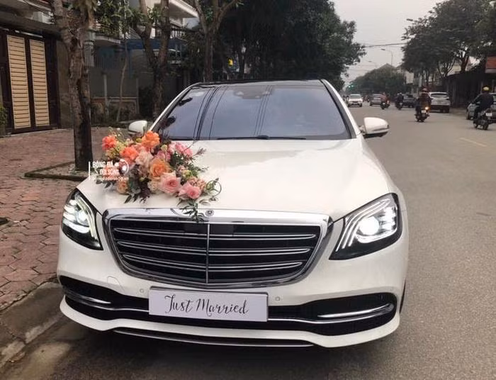 Chiếc xe Mercedes Maybach S450 có giá hơn 7 tỉ đồng được Công Phượng sử dụng để đón cô dâu Viên Minh trong ngày trọng đại của mình.