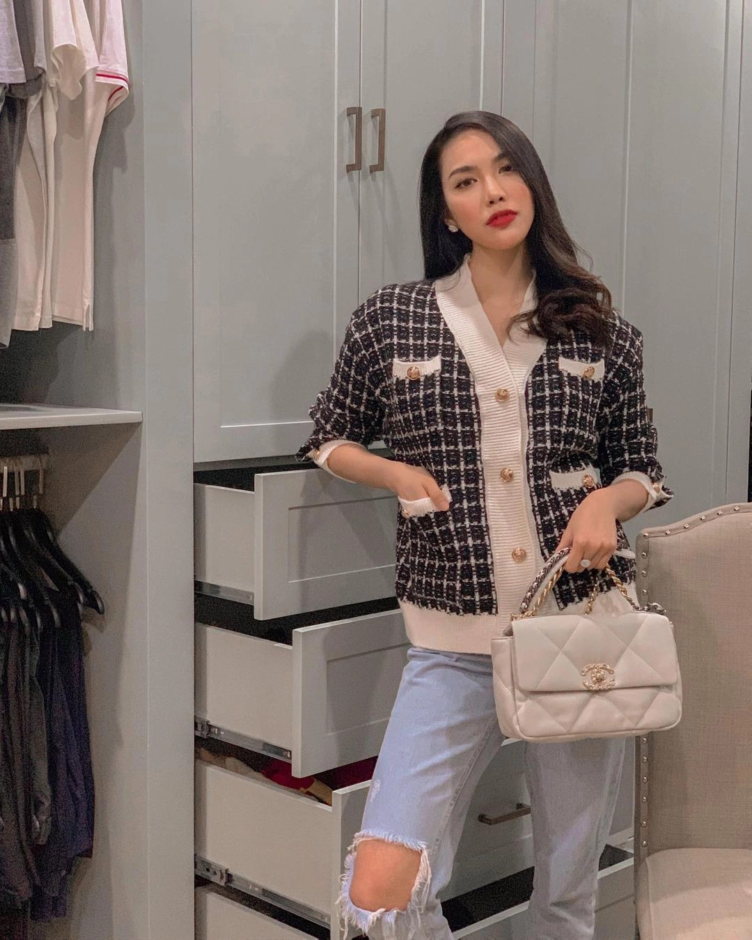 Không cần cầu kỳ, Lan Khuê chỉ cần một chiếc áo cardigan đơn giản kết hợp với quần jeans rách và phụ kiện đã có ngay một outfit "xịn xò" để xuống phố.