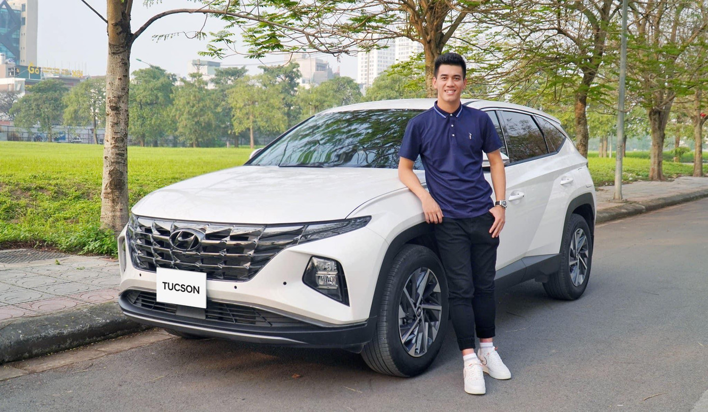 Mới đây, Tiến Linh đã sở hữu cho mình chiếc xe Hyundai Tucson bản mới 2022 có tông màu trắng sang trọng, với mức giá khoảng 1 tỉ đồng.