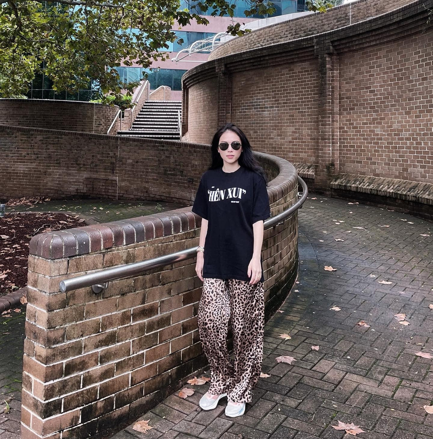 Khi diện những bộ đồ đơn giản, Linh Rin chú trọng nhấn nhá vào mắt kính, túi chéo, giày để mang đến tổng thể trẻ trung, năng động.