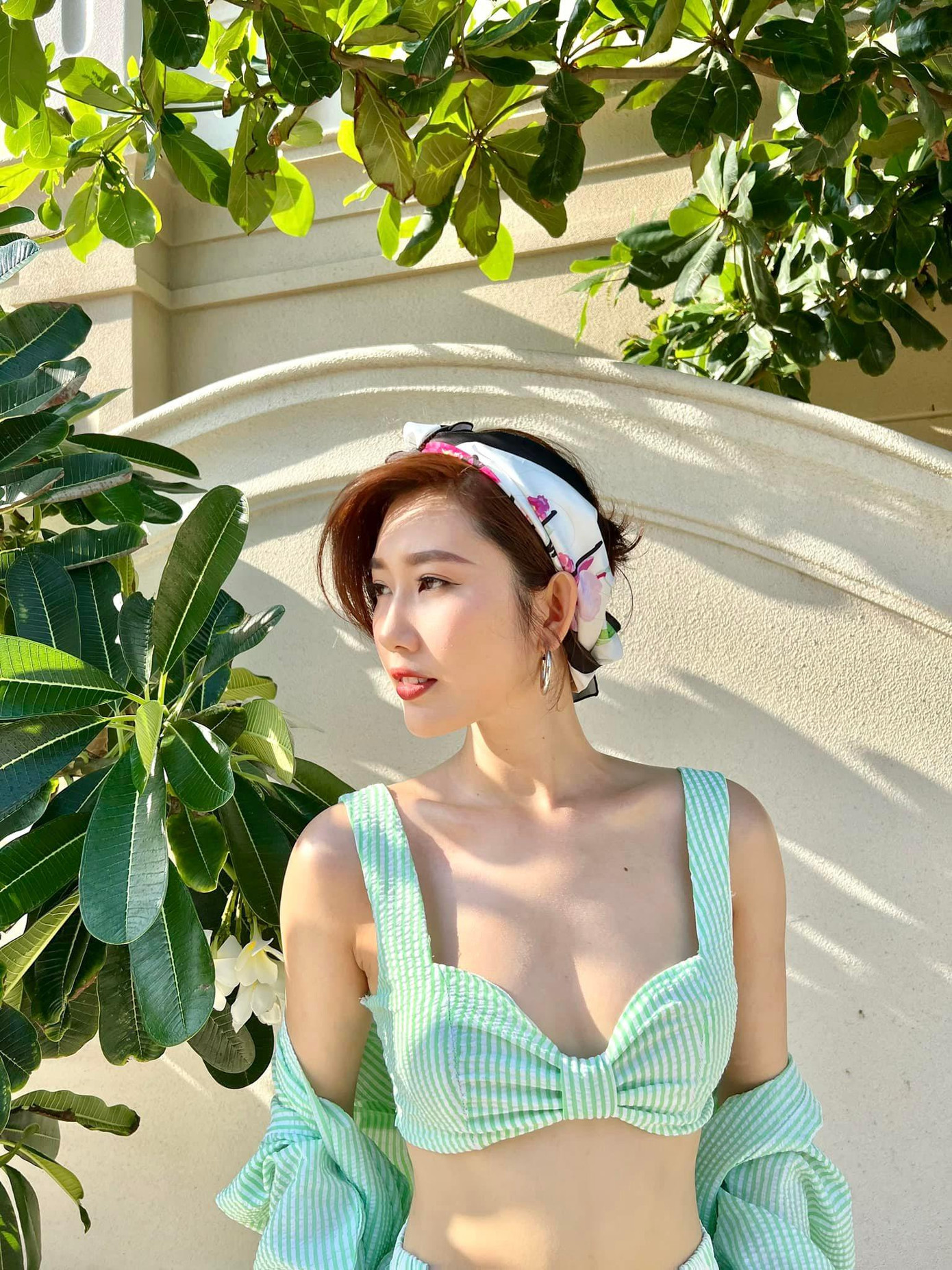 Set đồ màu xanh phối kẻ trắng khiến Thúy Ngân đẹp chuẩn nữ thần bãi biển.