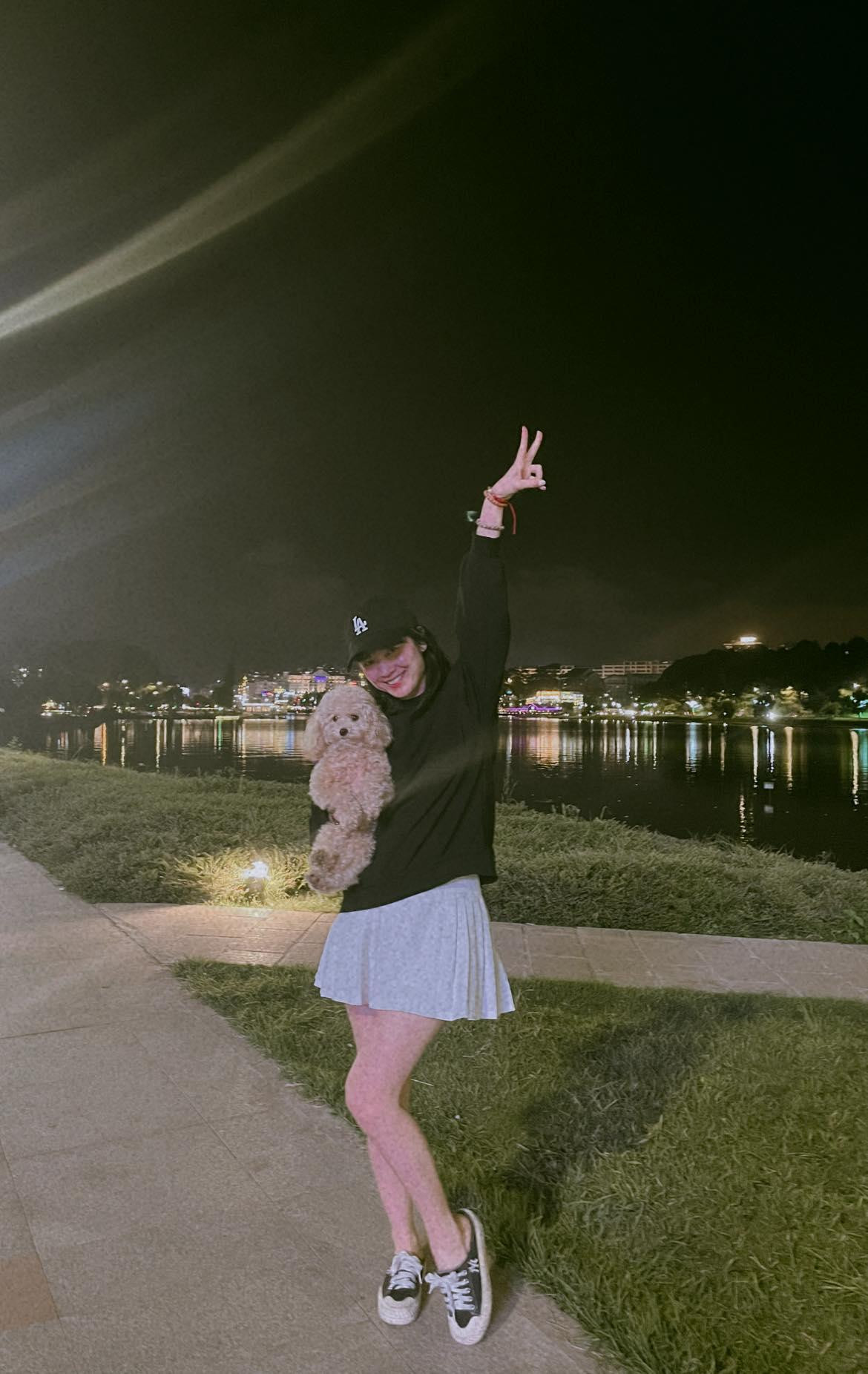 Ngoài ra, Oanh Kiều cũng kết hợp chân váy tennis trắng với áo hoodie cùng mũ lưỡi trai và giày đạp gót để xuống phố đi chơi.