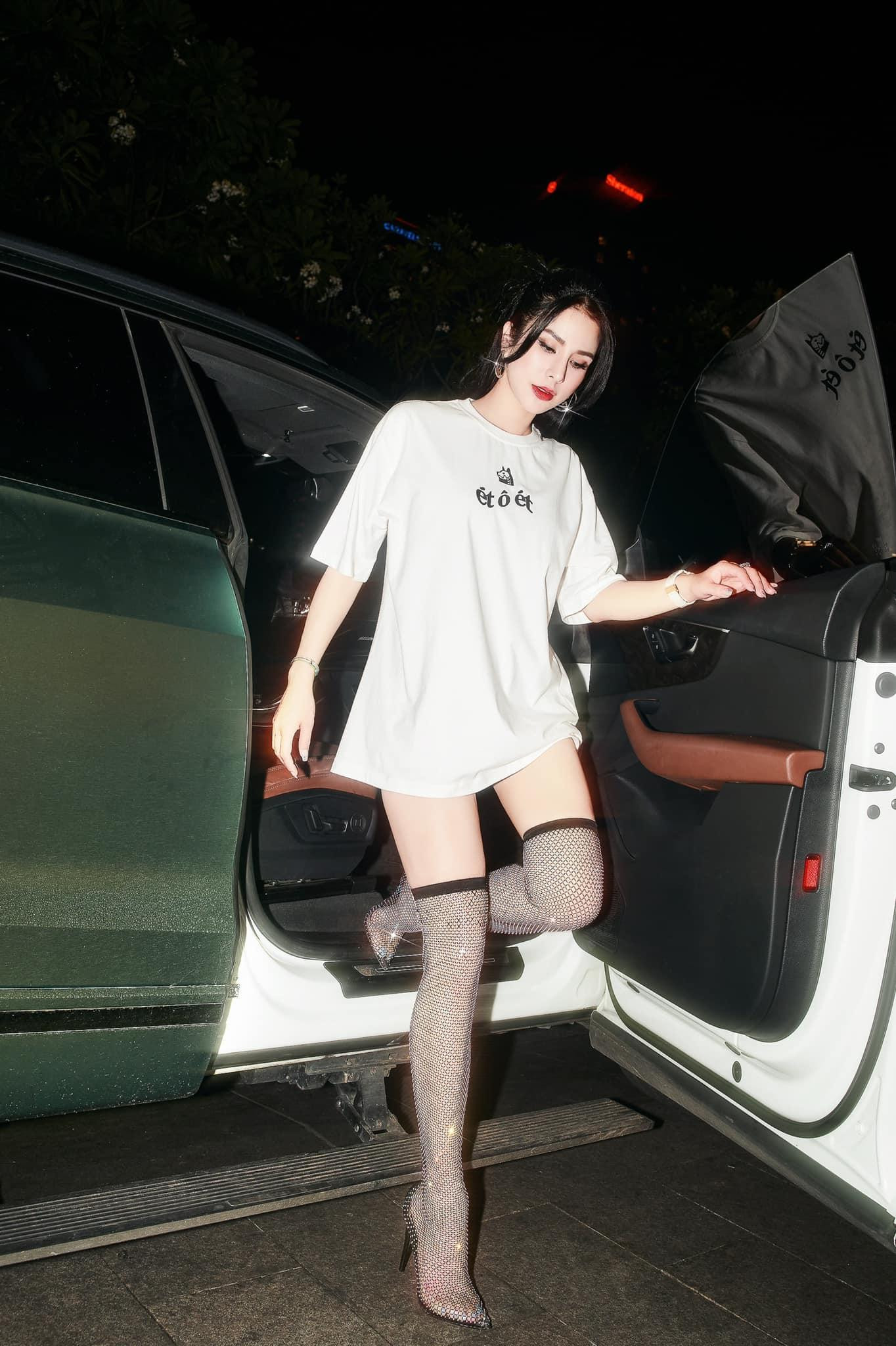 Diệp Lâm Anh sành điệu với áo thun trắng in dòng chữ "ét ô ét" đang làm mưa làm gió trên mạng xã hội và mix cùng đôi boots cổ cao khi sải bước xuống phố. Diệp Lâm Anh sành điệu với áo thun trắng in dòng chữ "ét ô ét" đang làm mưa làm gió trên mạng xã hội và mix cùng đôi boots cổ cao khi sải bước xuống phố.