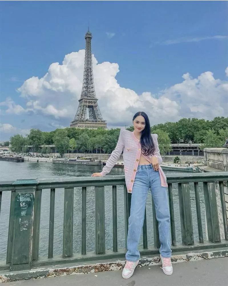 Chỉ với một chiếc cadigan và một chiếc quần jeans, Hương Giang đã có ngay cho mình một bộ đồ xinh xắn, nhẹ nhàng để xuống phố.