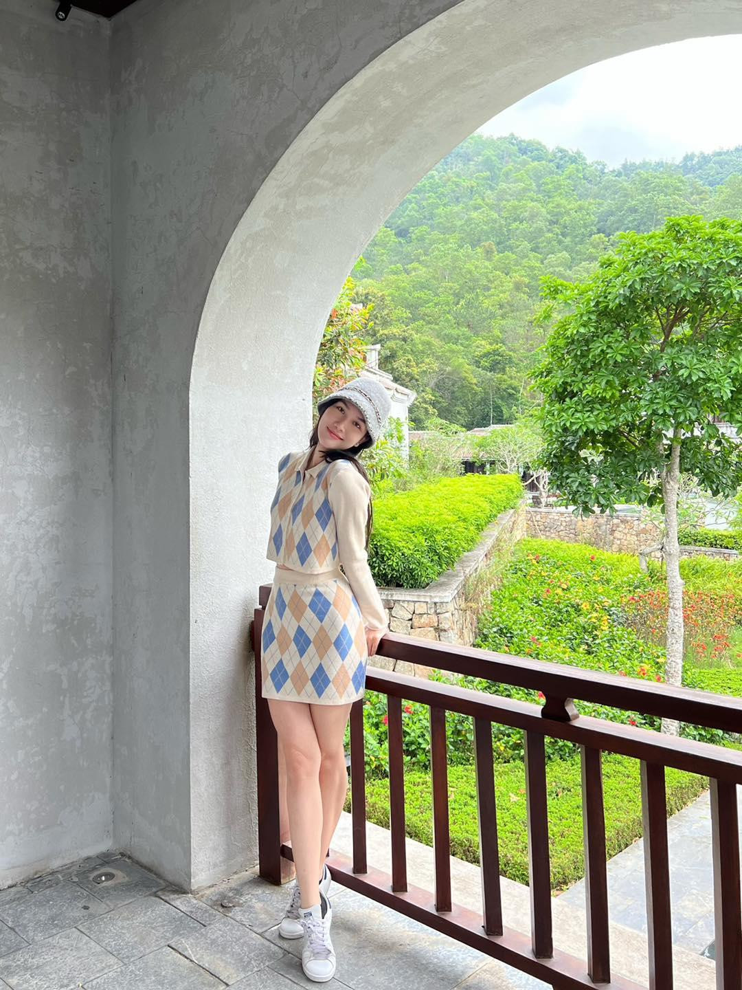Ngoài những bộ đồ theo chủ nghĩa nhẹ nhàng, thanh lịch, người đẹp sinh năm 1998 cũng không quên những set đồ có kiểu dáng cá tính, năng động.