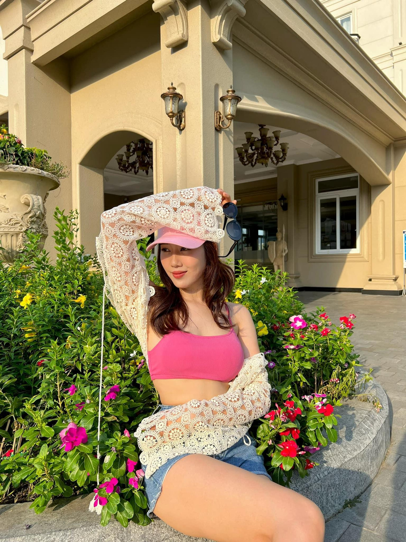 Áo hai dây phối với quần soóc jeans và áo khoác mỏng chính là bộ đồ yêu thích của Thúy Ngân vì nó vừa tạo cảm giác thoải mái lại vẫn năng động, sang chảnh.