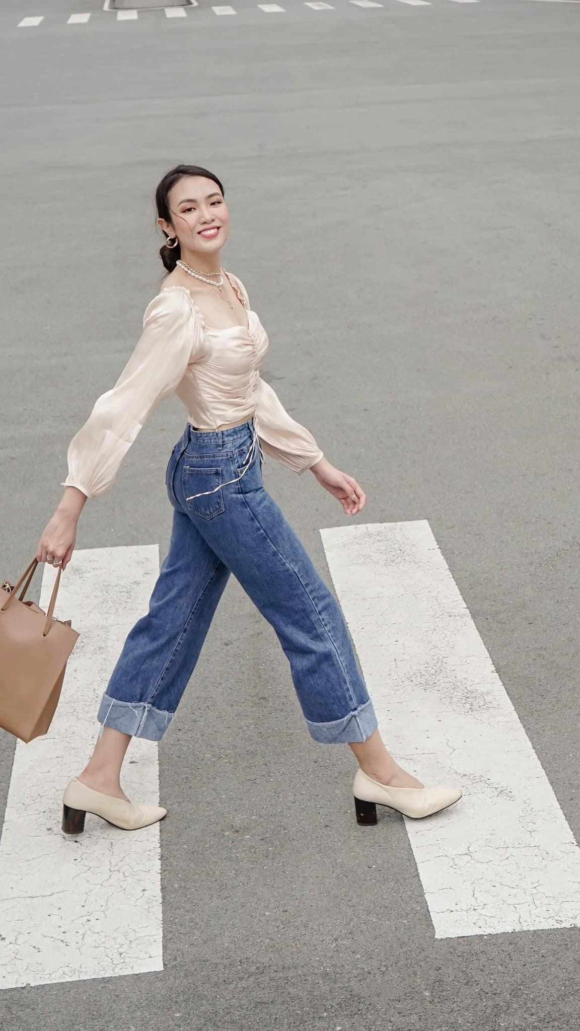 Thủy Tiên trông thanh lịch và sang chảnh khi đi dạo phố.