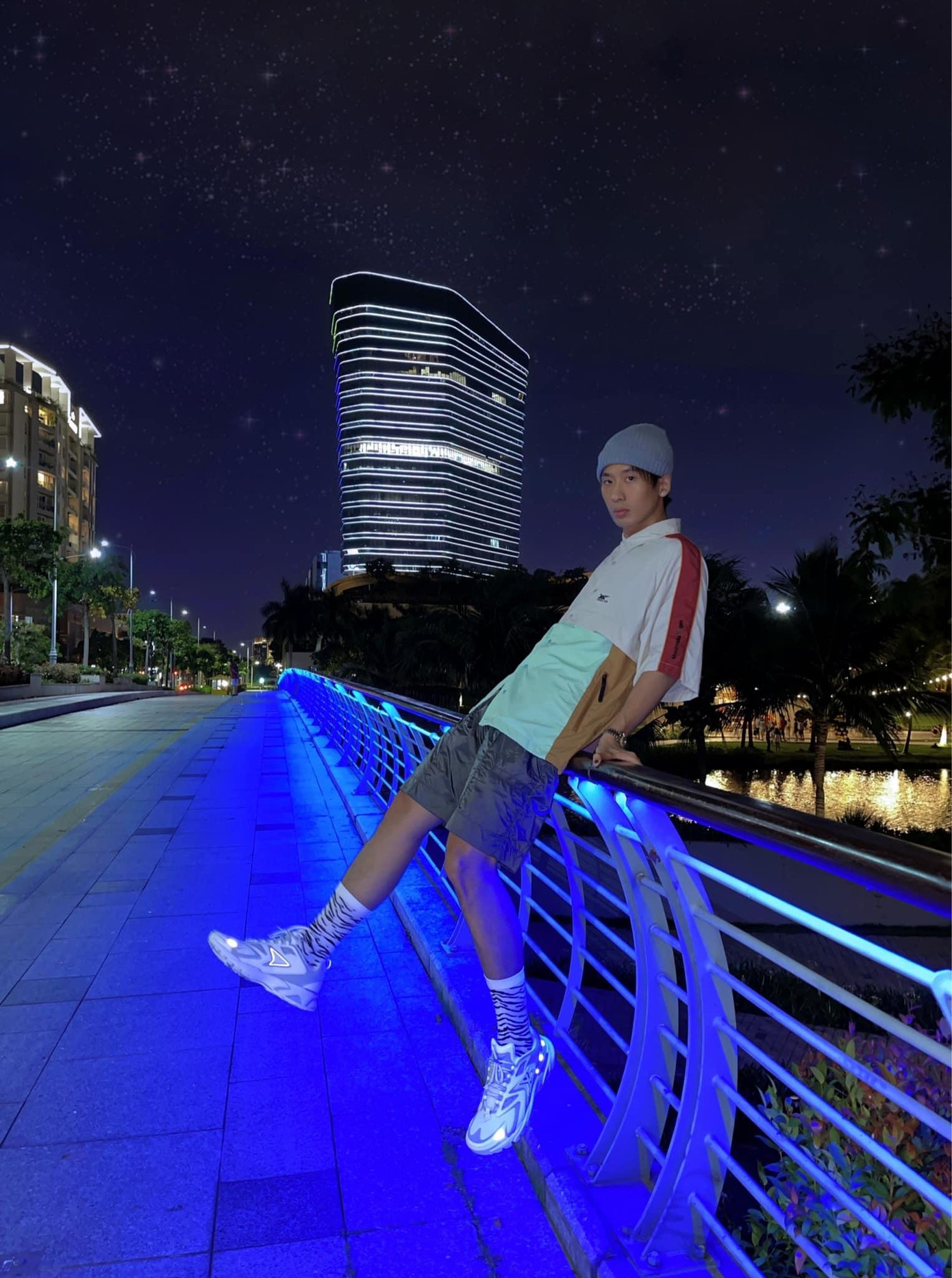 Tuấn Trần thường xuyên kết hợp áo phông hay áo polo với quần short và giày sneaker. Cách kết hợp tuy đơn giản nhưng khiến anh chàng trông cực trẻ trung.