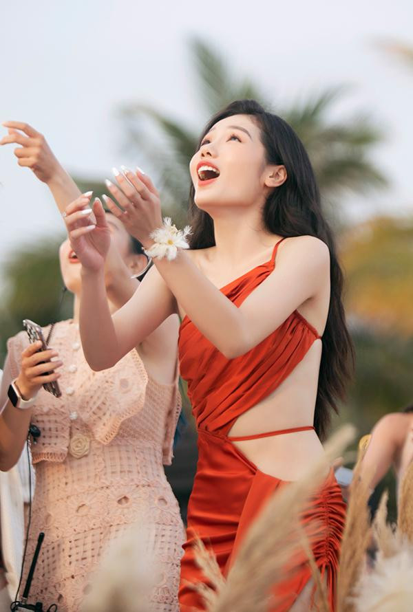 Diện chiếc đầm đỏ cắt xẻ táo bạo nhưng học trò của Minh Hằng vẫn nhận được nhiều lời khen. Diện chiếc đầm đỏ cắt xẻ táo bạo nhưng học trò của Minh Hằng vẫn nhận được nhiều lời khen.