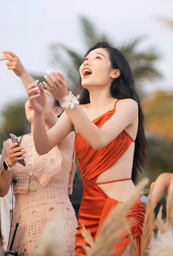 Diện chiếc đầm đỏ cắt xẻ táo bạo nhưng học trò của Minh Hằng vẫn nhận được nhiều lời khen.