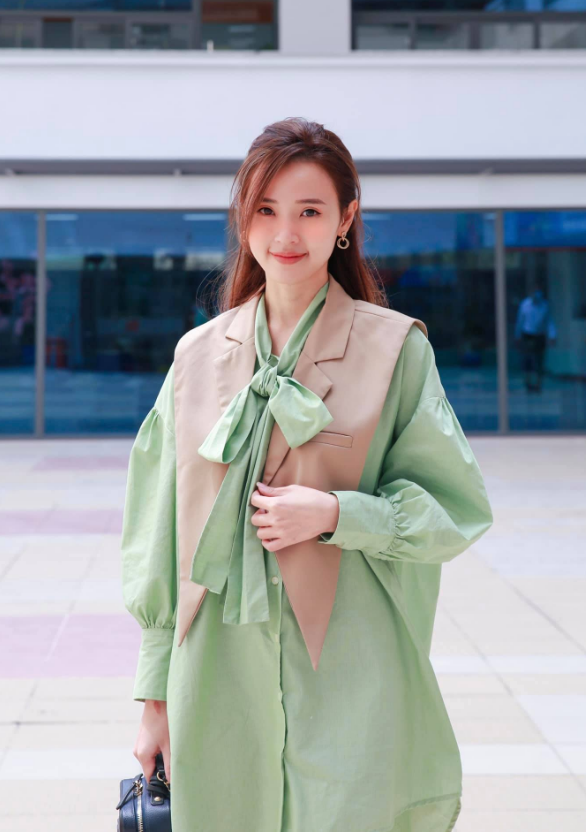 Midu được khen ngợi khi phối sơ mi dáng rộng với khăn choàng giả gile bên ngoài để tạo điểm nhấn cho bộ trang phục.