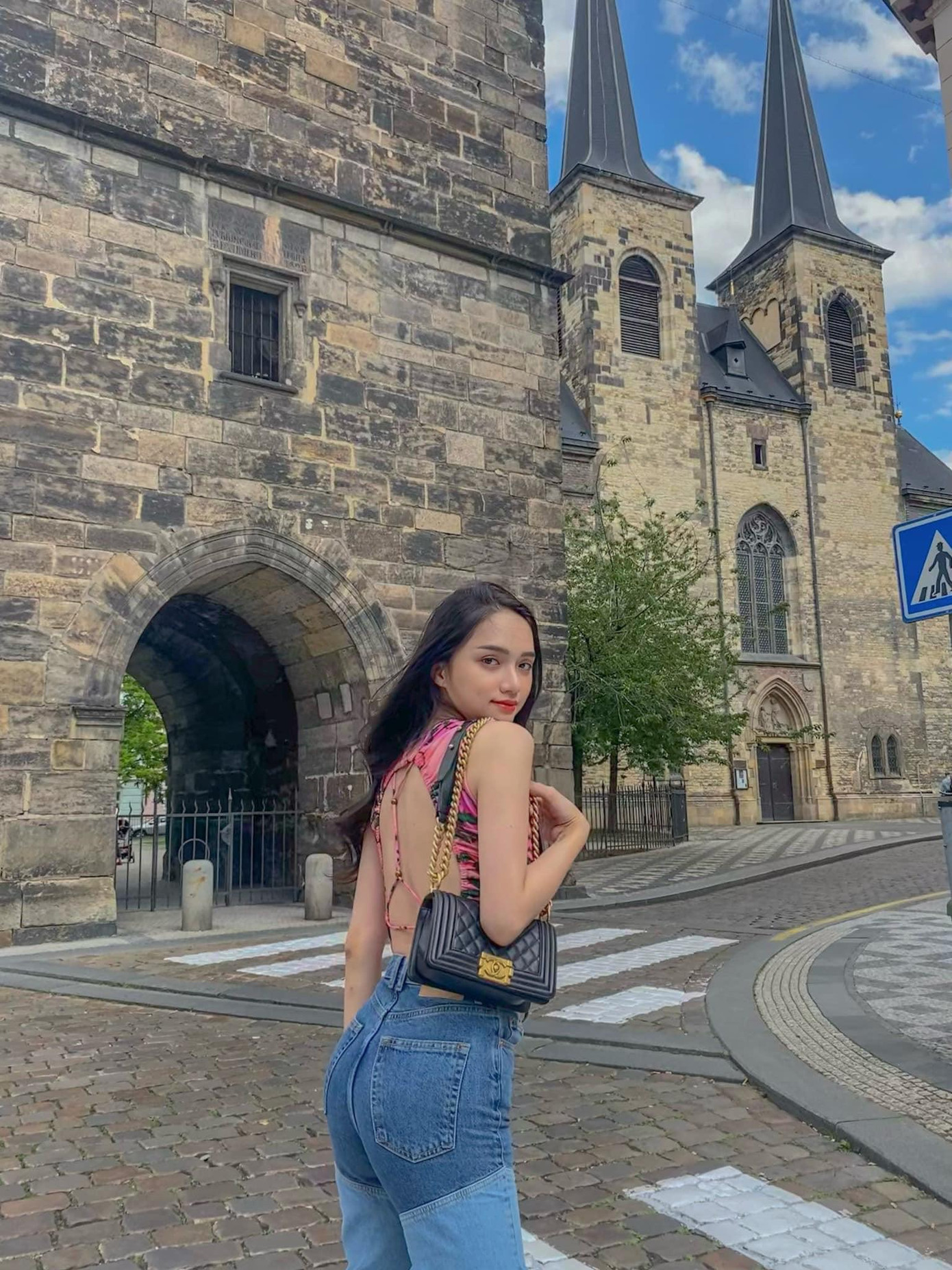 Phối quần jeans cạp cao với chiếc áo ôm sát khoe trọn phần lưng càng làm tăng thêm vẻ gợi cảm của mỹ nhân Việt.