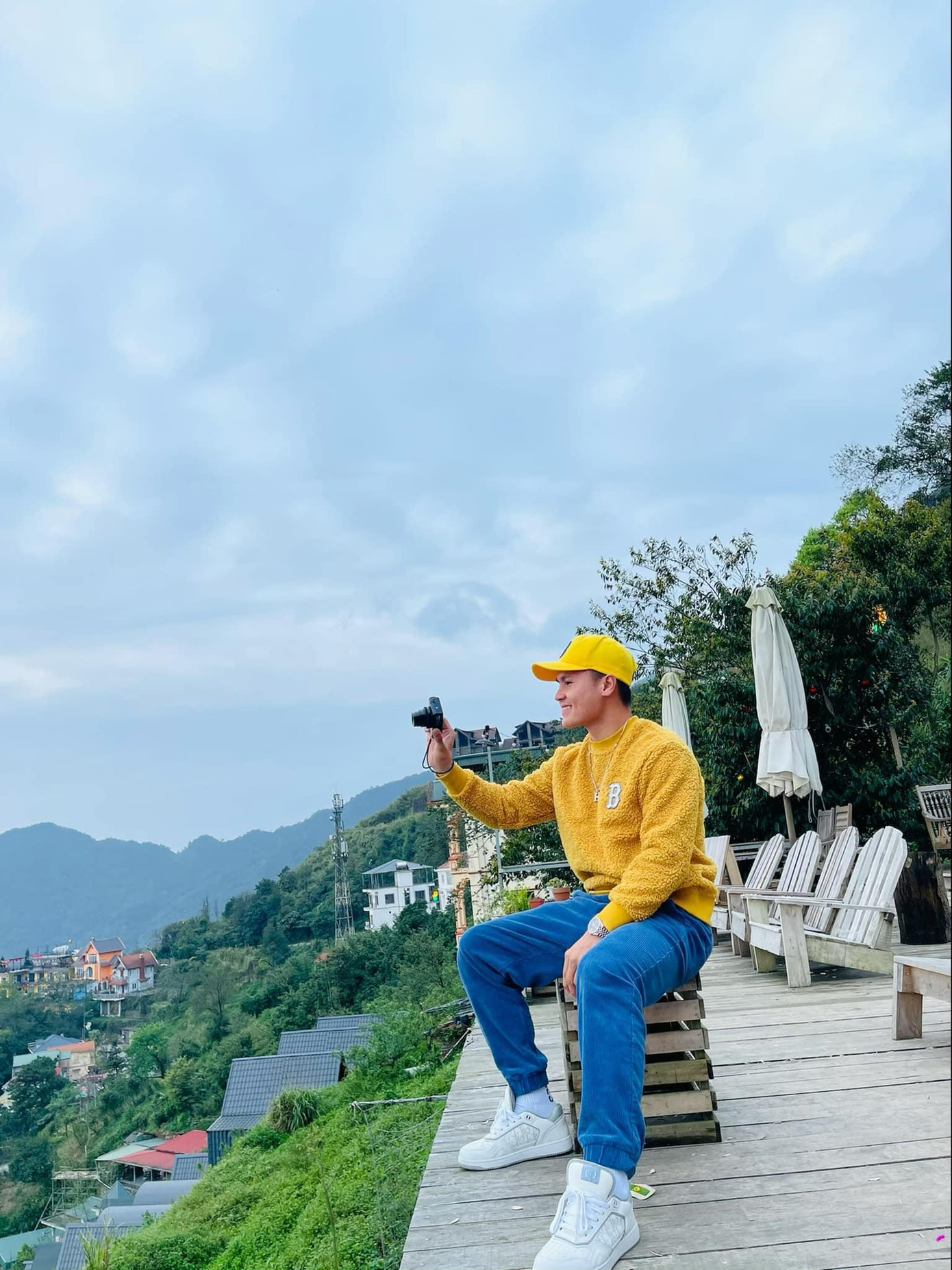 Sở hữu tủ đồ hiệu thuộc hàng "khủng", Quang Hải không chỉ là "sát thủ" sân bóng mà còn là tay chơi hàng hiệu đích thực. Sở hữu tủ đồ hiệu thuộc hàng "khủng", Quang Hải không chỉ là "sát thủ" sân bóng mà còn là tay chơi hàng hiệu đích thực.