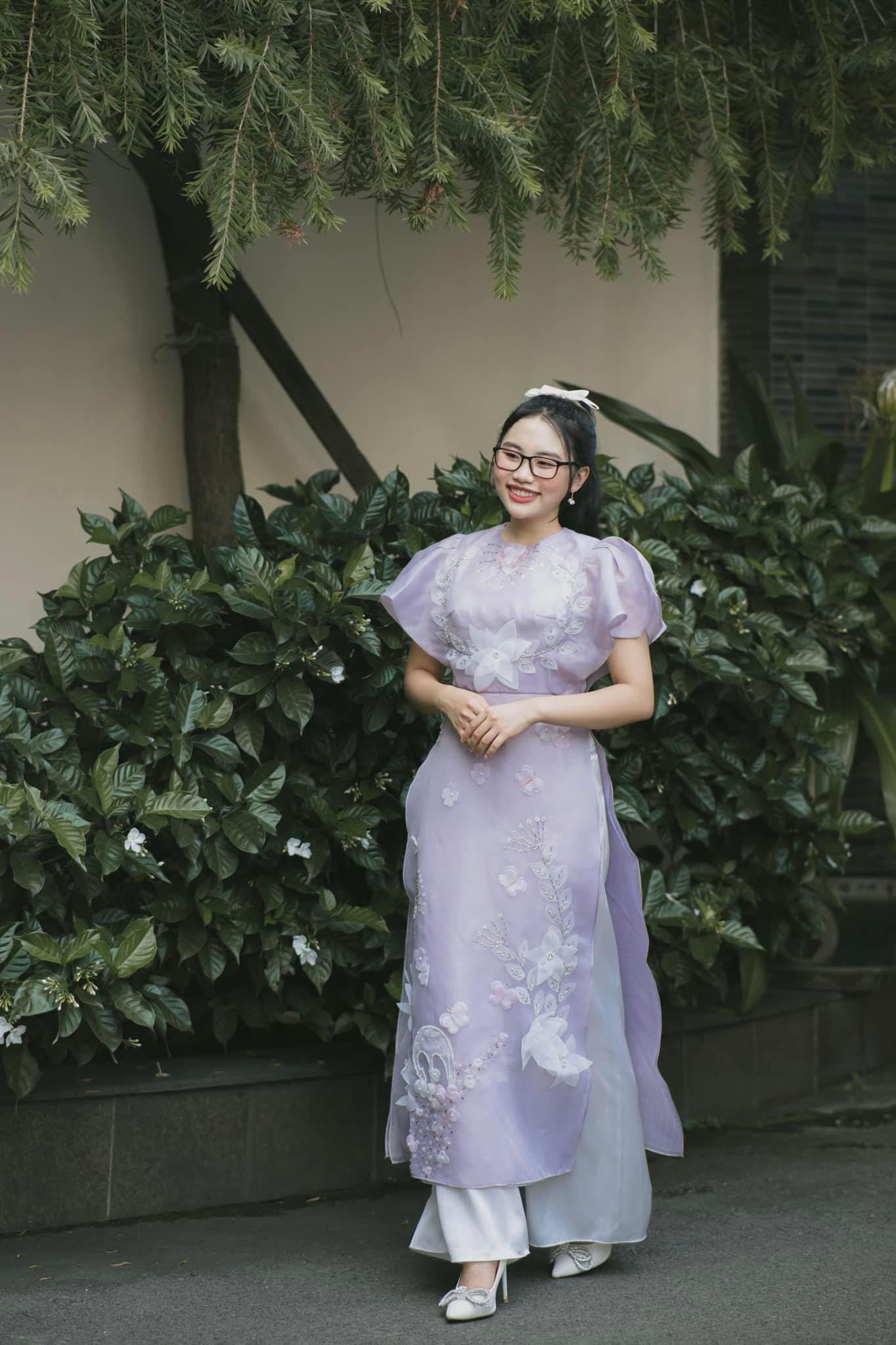 Cô nàng thường xuyên sử dụng áo dài trong các sự kiện hay các đêm nhạc của mình. Cô nàng thường xuyên sử dụng áo dài trong các sự kiện hay các đêm nhạc của mình.