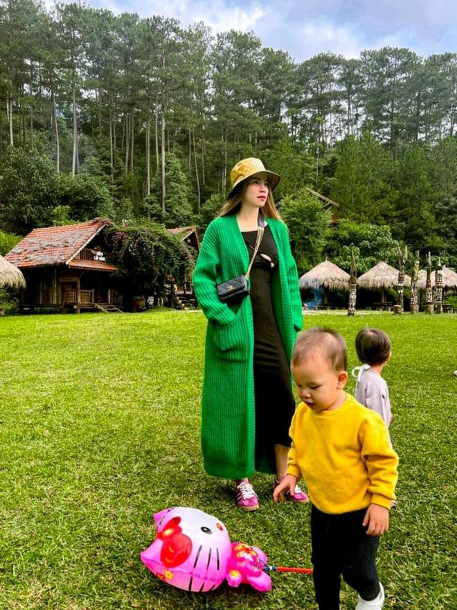 Diện váy body màu đen đơn điệu nhưng bà mẹ 3 con Hà Hồ trở nên khác hẳn khi khoác bên ngoài một chiếc áo cardigan màu xanh dáng dài cực bắt mắt, sành điệu.