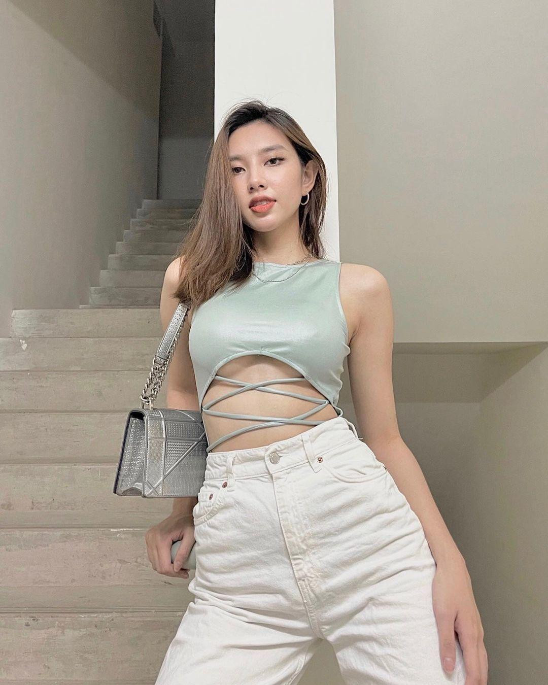 Người đẹp khiến người xem trầm trồ khi sở hữu chiếc túi Diorama màu ánh bạc của Dior có giá khoảng 3.600 USD.