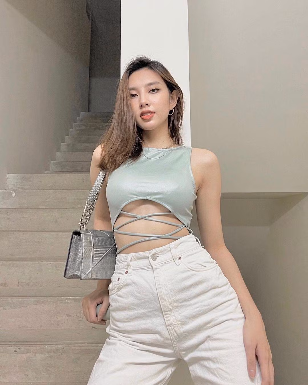Người đẹp khiến người xem trầm trồ khi sở hữu chiếc túi Diorama màu ánh bạc của Dior có giá khoảng 3.600 USD.