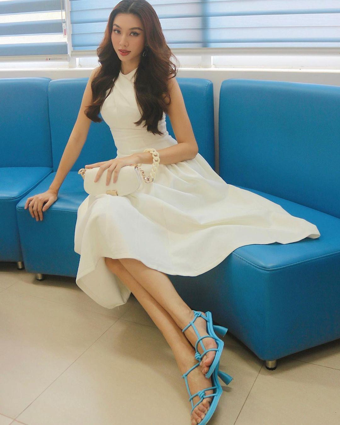 Thùy Tiên hóa nàng thơ nhẹ nhàng, nữ tính khi phối đầm trắng với túi xách trắng tinh tế.