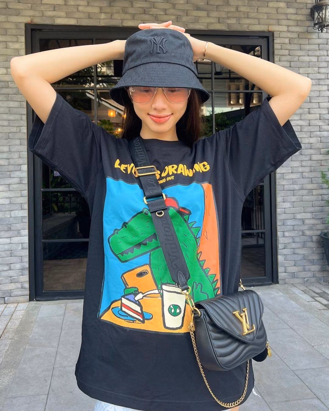 Ngoài hai nhà mốt đình đám là Gucci và Dior, nàng hậu cũng sở hữu cho mình mẫu túi xách chữ V đặc trưng của Louis Vuitton bằng da bò mịn có giá khoảng 2.980 USD.