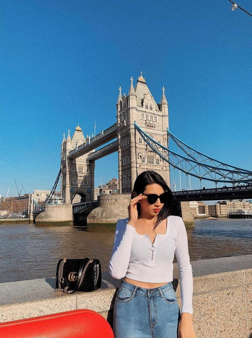 Ngoài ra, nàng hậu cũng sở hữu "chiếc túi quốc dân" đến từ nhà mốt Gucci với giá 2.550 USD, có màu đen và nhấn bằng khóa mạ vàng.