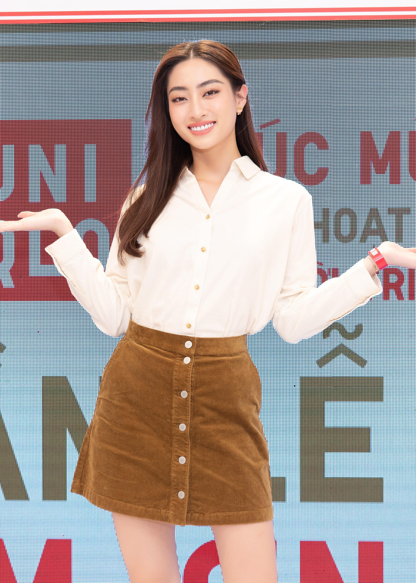 Người đẹp kết hợp mẫu áo sơ mi với chân váy ngắn để khoe đôi chân thon gọn, tạo nên tổng thể vừa trẻ trung vừa tôn dáng.