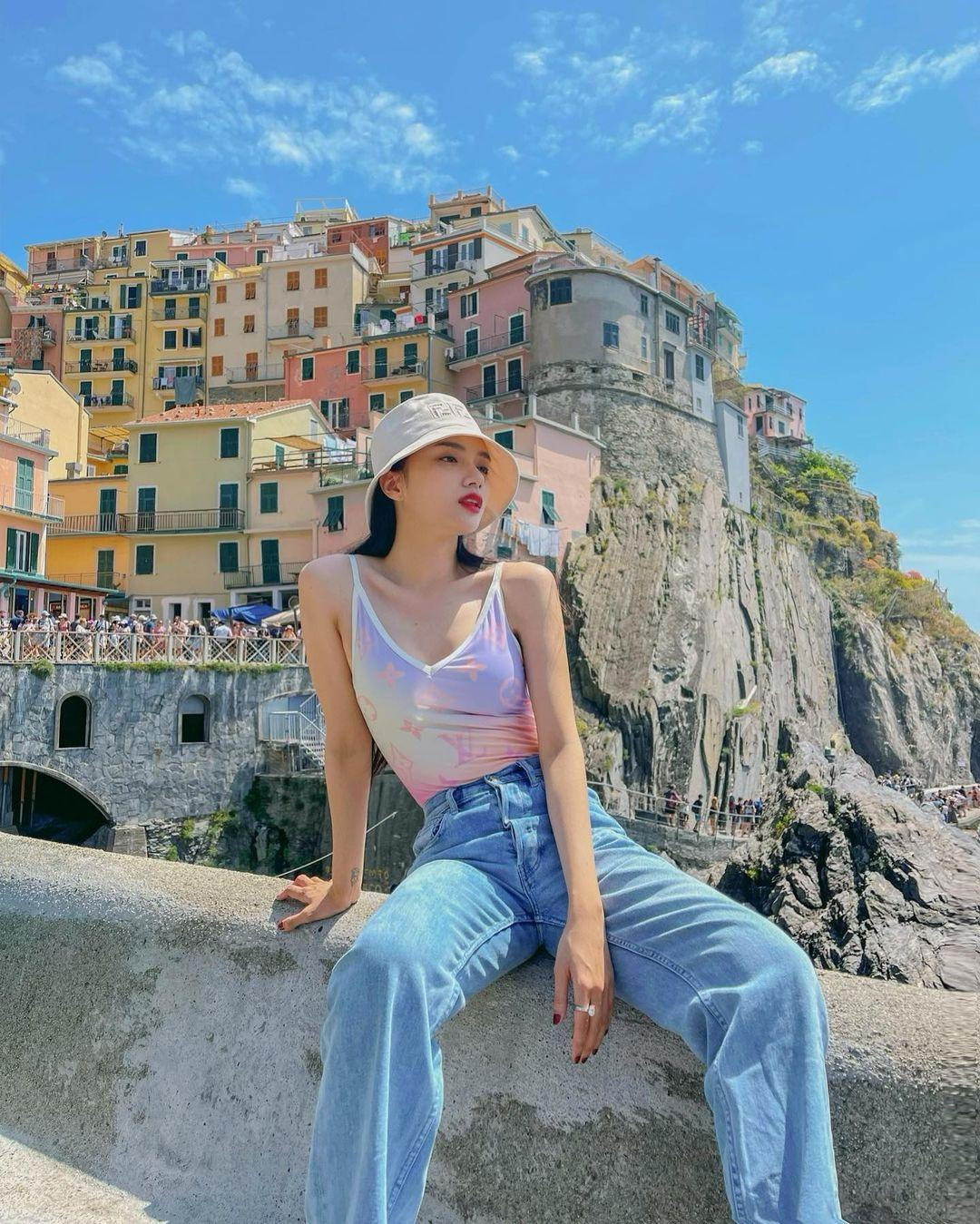 Quần jeans cạp cao là một trong những item yêu thích của Hương Giang bởi cô có thể phối chúng với các kiểu áo khác nhau.