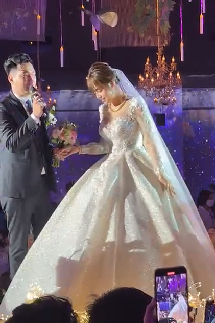 Chú rể hát bài “Bài ca hạnh phúc” đón cô dâu vào lễ đường. Chú rể hát bài “Bài ca hạnh phúc” đón cô dâu vào lễ đường.