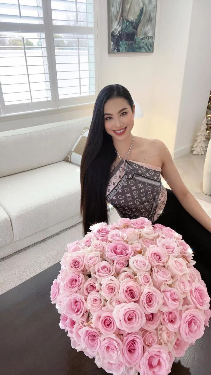 Trong dịp khác, nàng hậu dùng khăn lụa nhà Louis Vuitton quấn thành áo, kết hợp với quần đen vừa đơn giản mà vẫn toát lên vẻ ngoài cực thần thái.