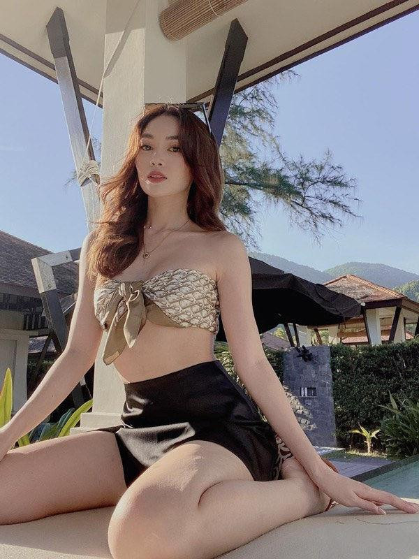 Ninh Dương Lan Ngọc nhận rất nhiều lời khen khi diện mốt này. Set đồ của mỹ nhân khoe khéo vòng eo "con kiến" cùng xương quai xanh quyến rũ.