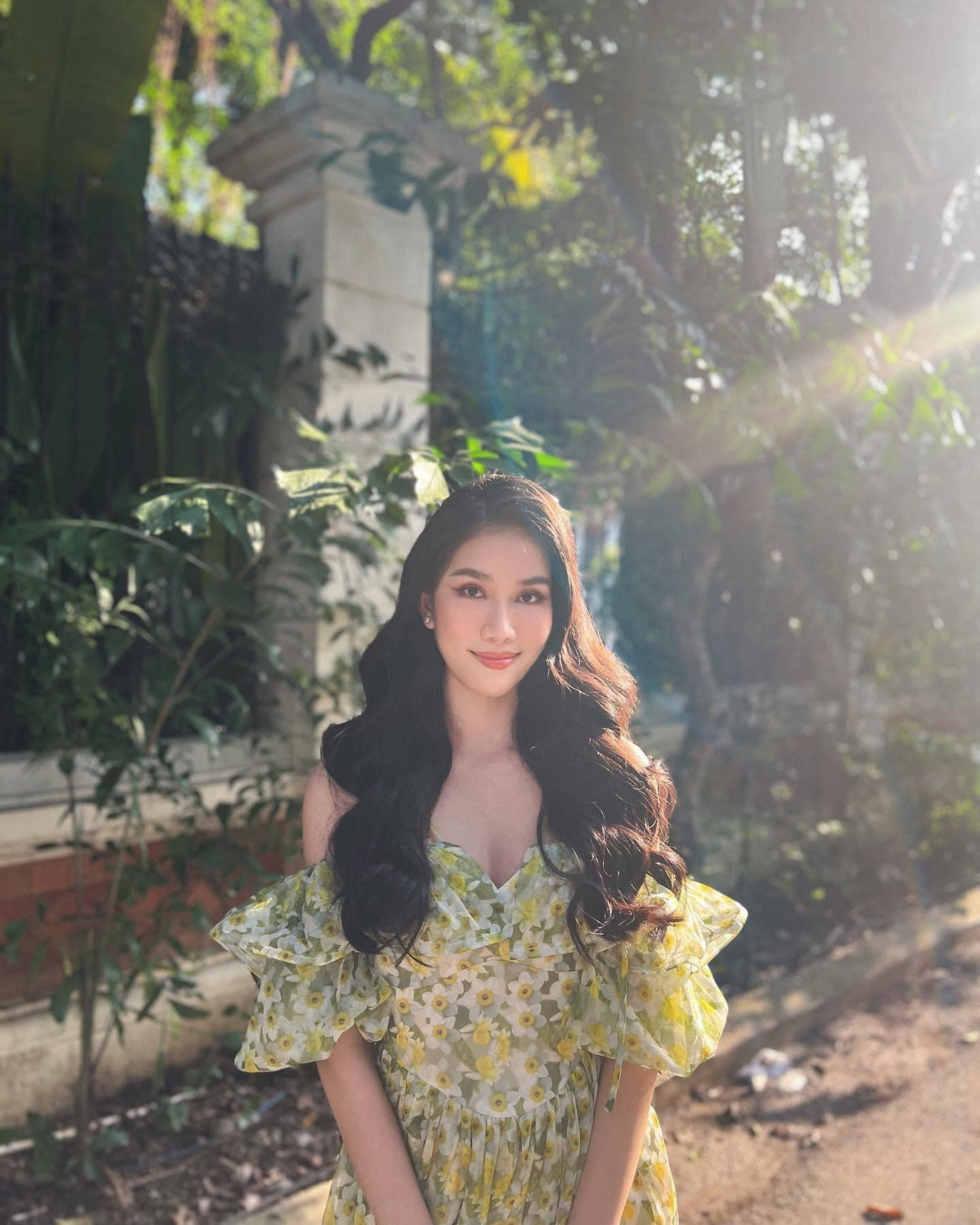 Diện váy hoa trễ vai, Phương Anh được netizen khen ngợi vì nhan sắc ngọt ngào, chuẩn tiêu chí của Miss International.