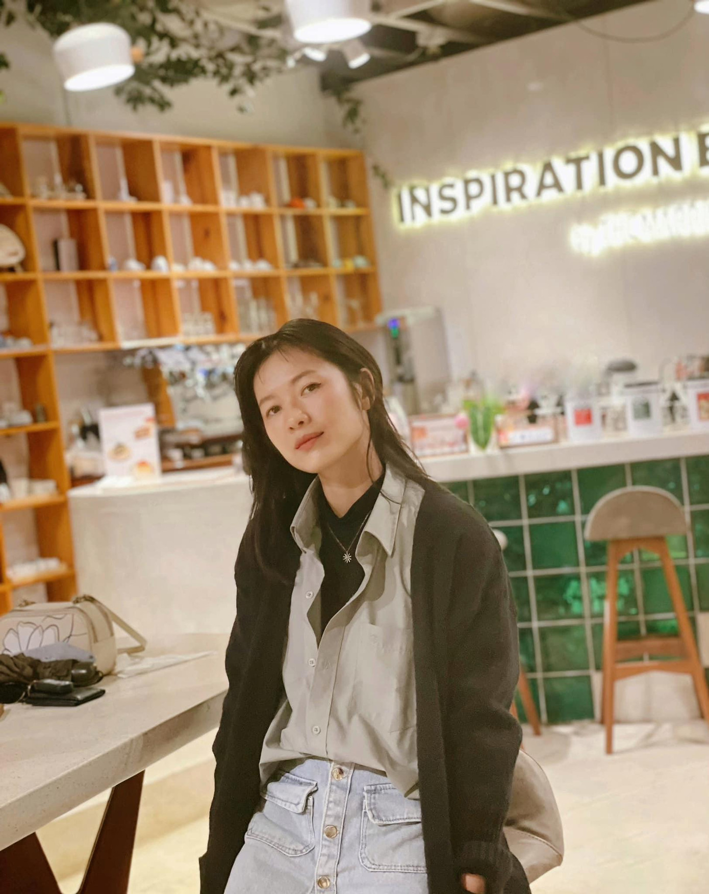 Những chiếc áo sơ mi có gam màu pastel cũng được Oanh Kiều săn lùng về cho tủ đồ.