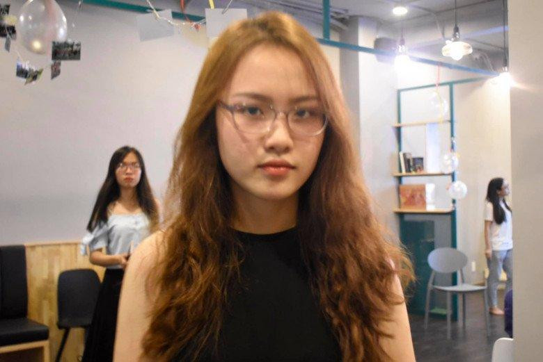 Ngoài đời, cô nàng thường xuyên để mặt mộc khi đi chơi và thoải mái để bạn bè ghi lại những khoảnh khắc đời thường của mình.