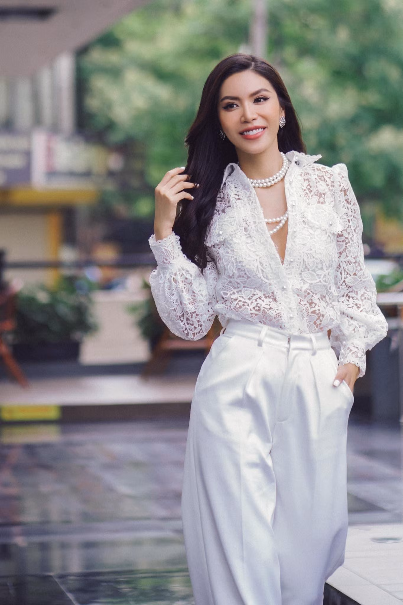 Minh Tú nổi bật khi diện nguyên set trắng phối với phụ kiện sang trọng. Minh Tú nổi bật khi diện nguyên set trắng phối với phụ kiện sang trọng.