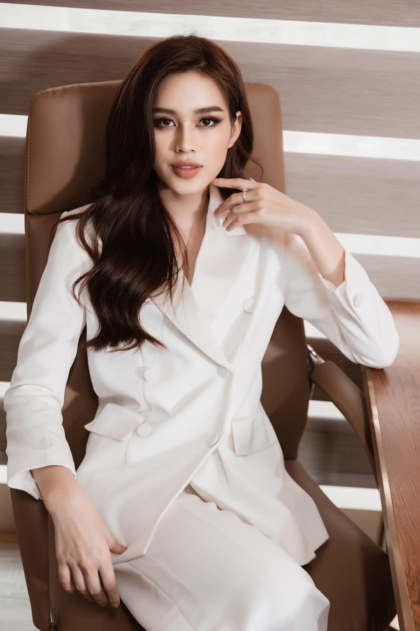 Set đồ đơn giản và dễ mặc thích hợp với các cô nàng công sở.