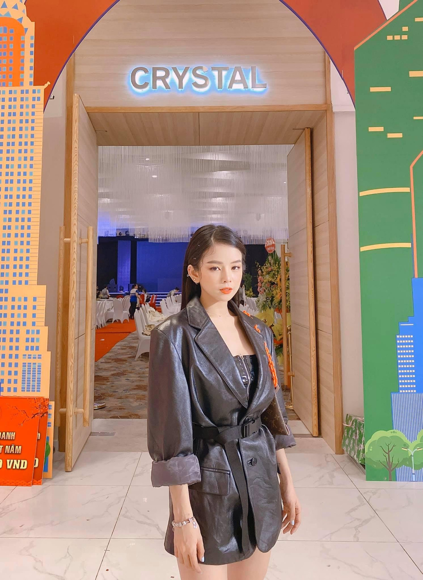 Blazer kết hợp với thắt lưng giúp Mie khoe khéo vòng eo con kiến của mình.