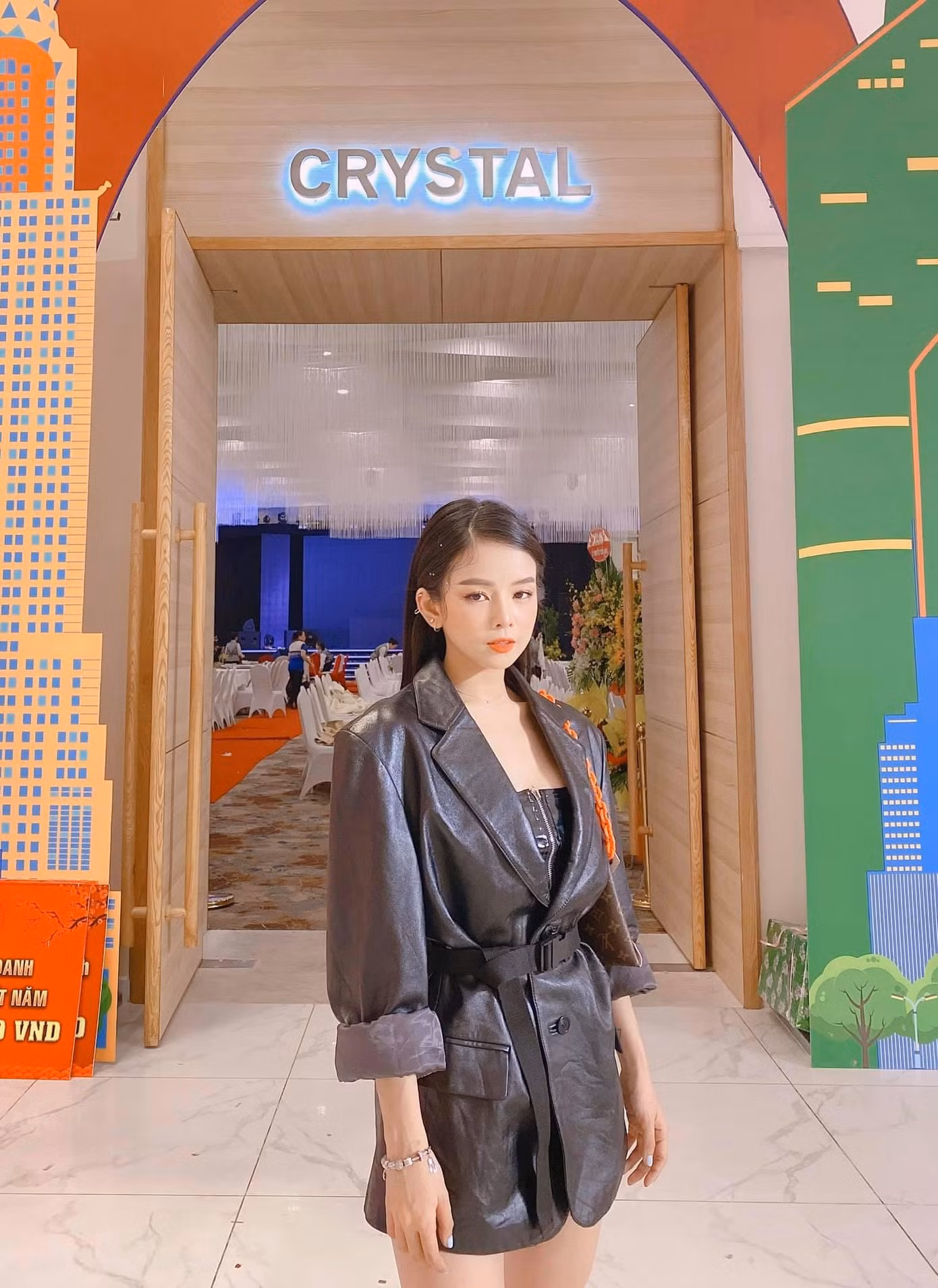 Blazer kết hợp với thắt lưng giúp Mie khoe khéo vòng eo con kiến của mình. Blazer kết hợp với thắt lưng giúp Mie khoe khéo vòng eo con kiến của mình.
