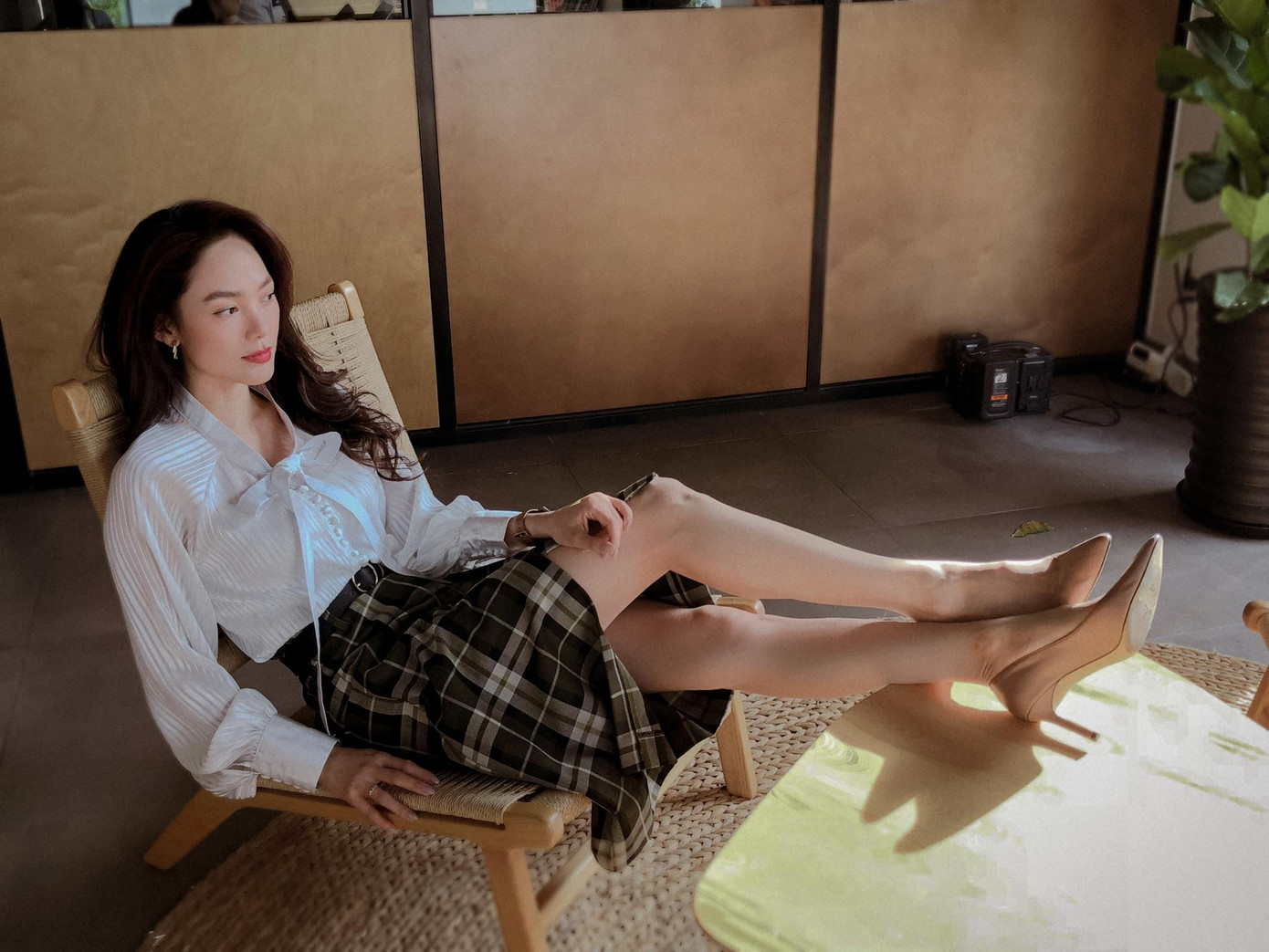 Chân váy kẻ chính là một item yêu thích của Minh Hằng, cô nàng có thể dễ dàng phối với mọi kiểu áo khác nhau.