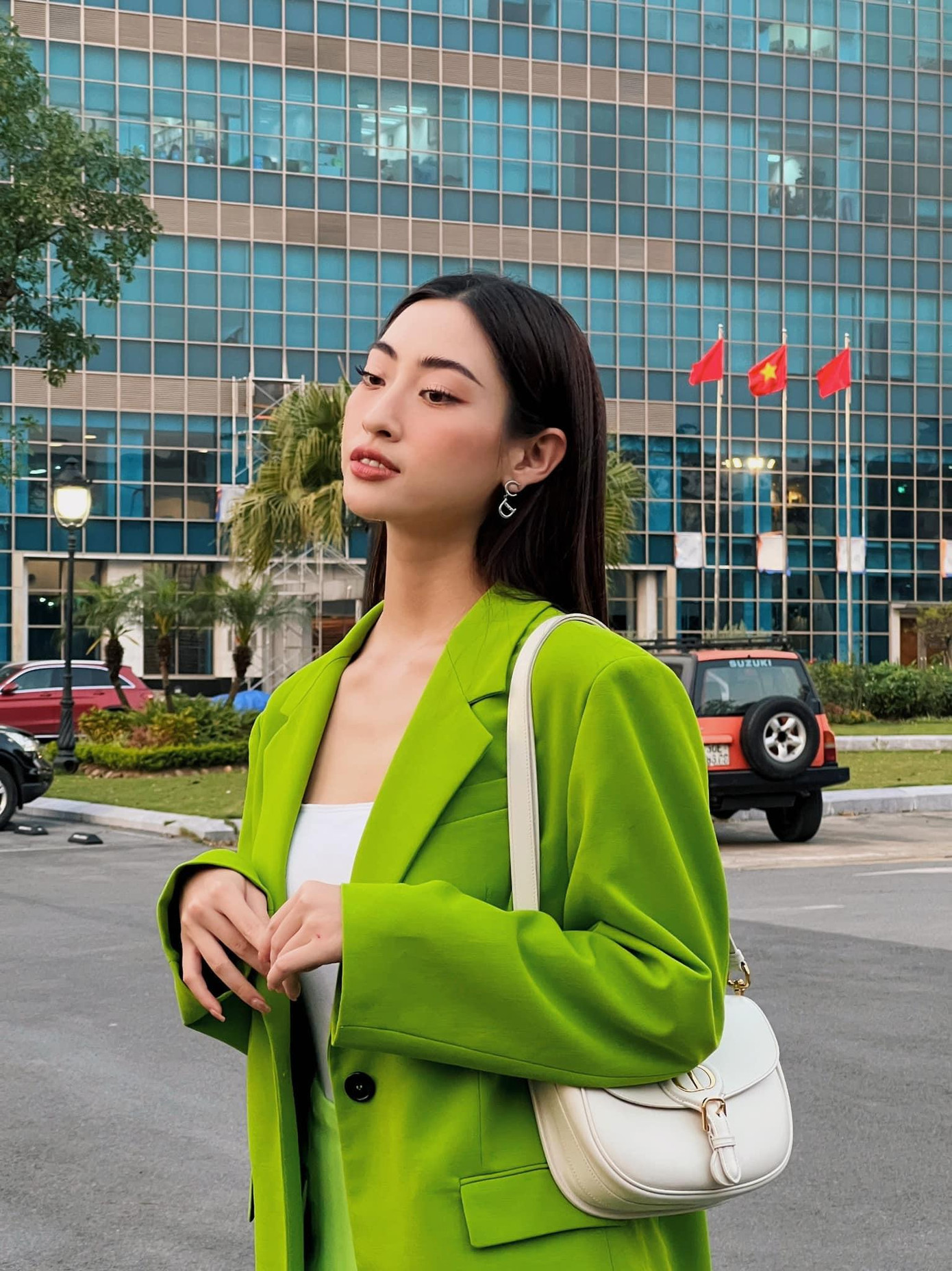 Bên cạnh phong cách quý cô thanh lịch, đôi khi nàng hậu quê Cao Bằng cũng diện áo blazer để tăng phần trẻ trung và năng động. Bên cạnh phong cách quý cô thanh lịch, đôi khi nàng hậu quê Cao Bằng cũng diện áo blazer để tăng phần trẻ trung và năng động.