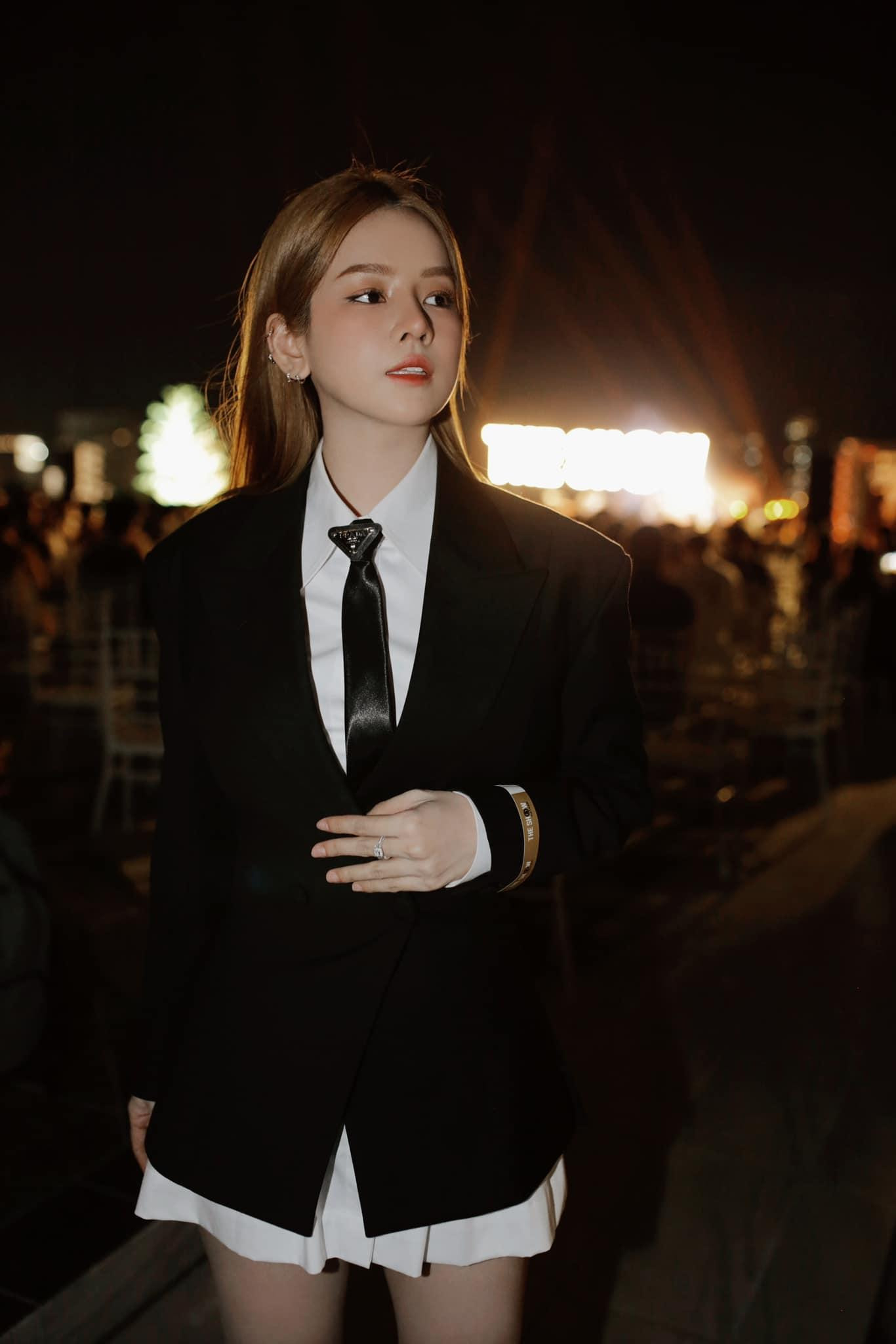 Áo blazer mix với áo sơ mi trắng đơn giản nhưng vẫn khiến Mie trở nên nổi bật.