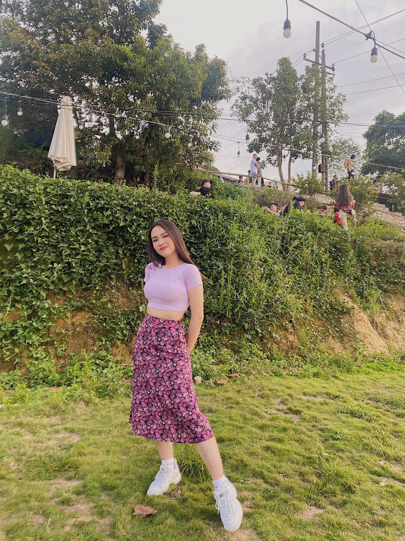 Ngoài những set đồ cá tính, Thủy Tiên cũng biến hóa linh hoạt cùng chân váy hoa và croptop để trở nên nhẹ nhàng hơn.